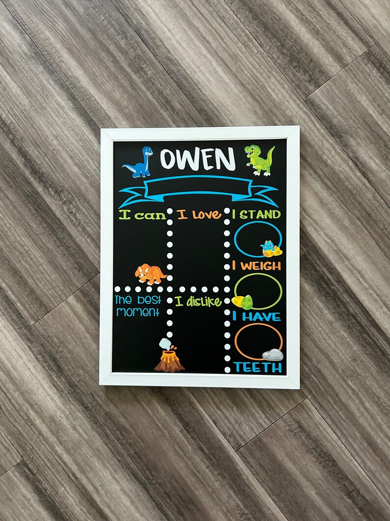 Puede incluir: Una pizarra negra con marco blanco, con tem&aacute;tica de dinosaurios. La pizarra tiene un t&iacute;tulo que dice "OWEN" e incluye las frases "Puedo", "Me encanta", "Me pongo de pie", "Peso", "Tengo", "El mejor momento", y "No me gusta".