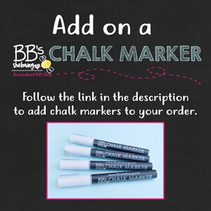 Puede incluir: Cinco marcadores de tiza blancos con letras negras que dicen "BB's Chalk Marker" y "www.bbsshebang.com" sobre un fondo azul claro. A&ntilde;ade un marcador de tiza.