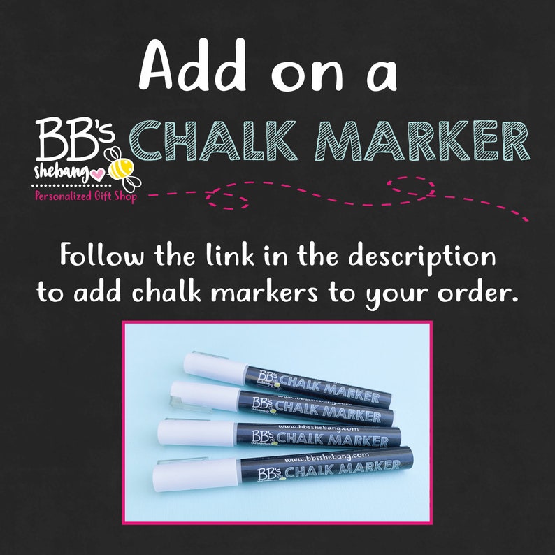 Puede incluir: Cinco marcadores de tiza blancos con letras negras que dicen "BB's Chalk Marker" y "www.bbsshebang.com" sobre un fondo azul claro. A&ntilde;ade un marcador de tiza.