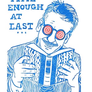 Puede incluir: Una ilustración azul y blanca de una persona que lleva gafas con diseños en espiral rojo y blanco. La persona sostiene un libro abierto y el texto "TIME ENOUGH AT LAST..." está por encima de la persona.