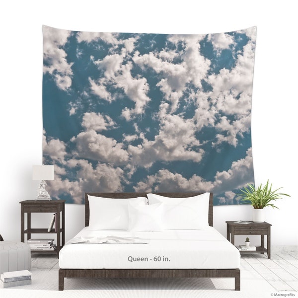 Arazzo di nuvole con un'arte del cielo blu per la decorazione della parete. Immagine di nuvole cumuliformi stampate su tessuto per sfondo fotografico. MG038