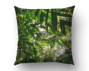 Pillowcase with tropical green leaves. A fresh touch for your terrace or living room. Various sizes available in soft fabric. MG082