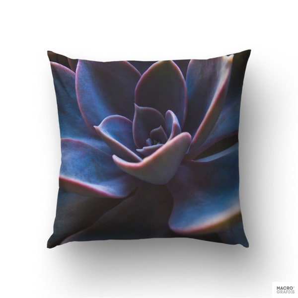 Cushion cover for succulent lovers. Add a distinctive touch to your room with this Echeveria gibbiflora throw pillow. MG002