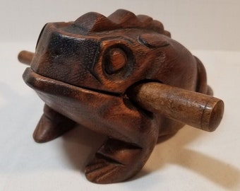 Vintage bois sculpté grenouille crapaud figurine appelant faiseur de bruit animal