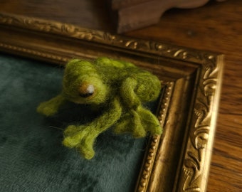 Frog- felted brooch, felt