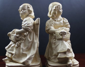 Sujetalibros de tiza de Alexander Backer Company Victorian Girls sosteniendo cestas de flores ABCO Chalkware