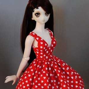 Dollfie Dream 用の面白いバレンタイン ドレス。ペチコート、ベルト、ストッキング付き。Dollmino 製。