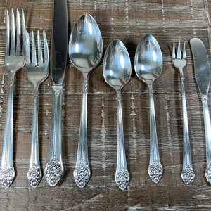 70-Piece Oneida PLANTATION 1881 Rogers Silverplate Flatware Set for Eight incl Serving Pieces