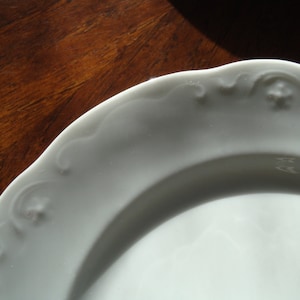Six (6) Syracuse China PLYMOUTH Antique Luncheon Plates - All White!