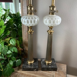 Eine (1) Fenton 30 ”COIN DOT FRENCH Opalescent Messing und Marmor elektrische Tischlampe 1948-1953 (zwei Lampen verfügbar)