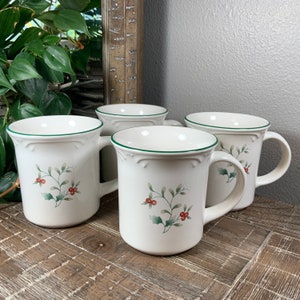 Canecas Pfaltzgraff USA WINTERBERRY (4) - Padrão de filigrana de inverno para férias