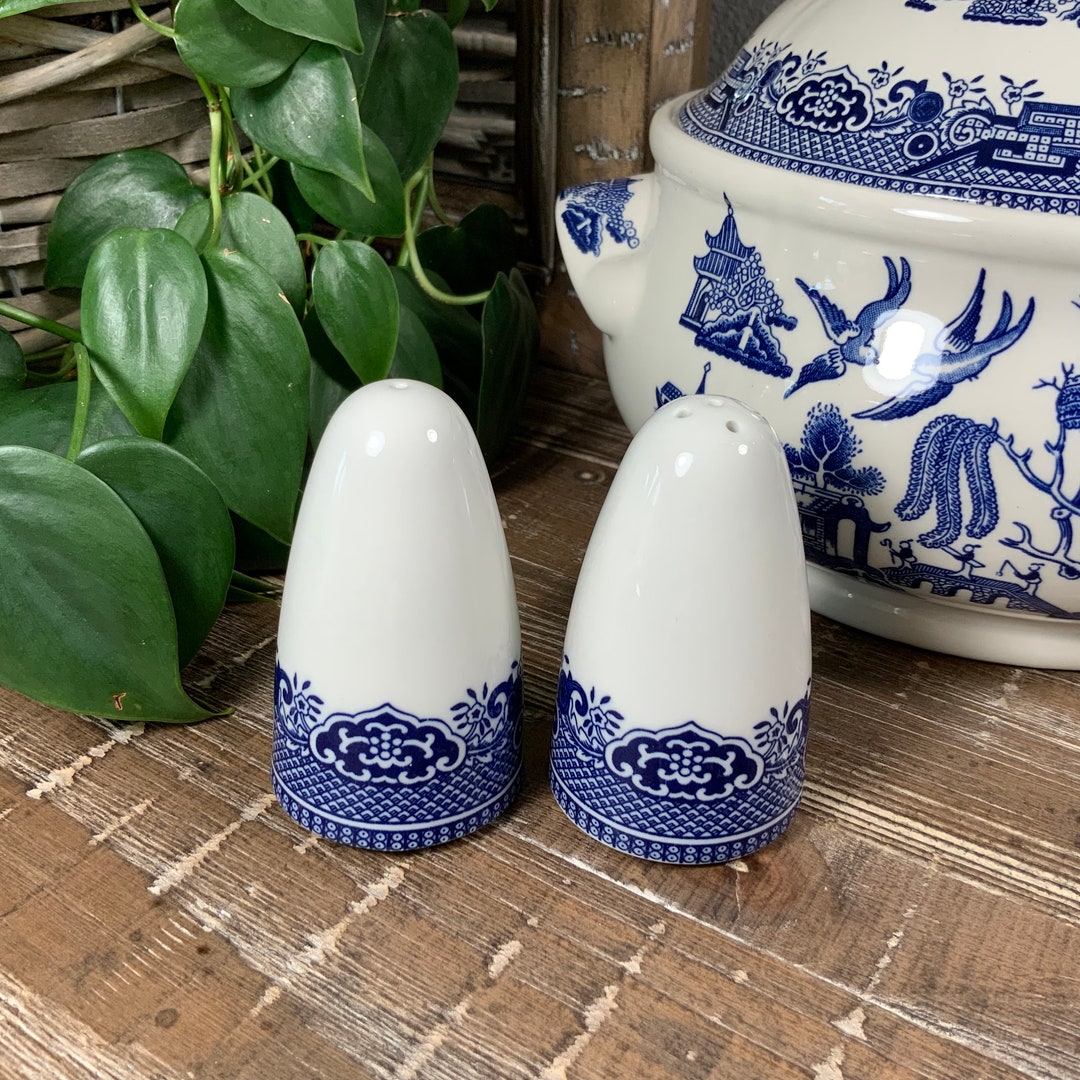 Blue Willow Salt And Pepper Shakersnull
