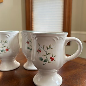 Pfaltzgraff USA WINTERBERRY Pedestal Mugs (4)!
