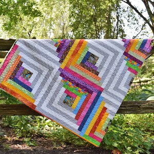 Modern log cabin quilt image 3