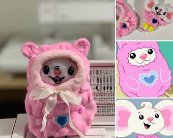 Petite souris pomme de terre en peluche avec un sac de couchage « câlin »