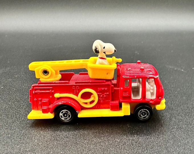 Snoopy Fire Truck - Aviva 1958 United Feature Syndicate, Inc