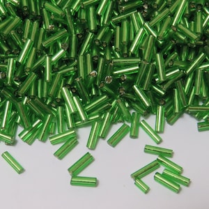 ガラス製ビューグルビーズ、シルバーライン入りミディアムグリーン、6 mm - 20 グラム