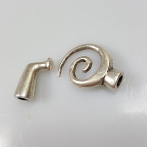 Spiral Knebelverschluss, Mykonos Casting, bleifreies Metall, Made in Griechenland Verschluss für 4mm Schnur, Zinn, silberfarbenes Finish - 1 Set