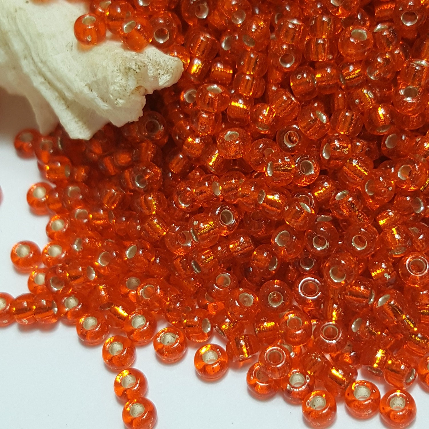 Miyuki ❤︎ 22g MIYUKI 11/0 or 8/0 Round Seedbeads - BERRY Lined Light