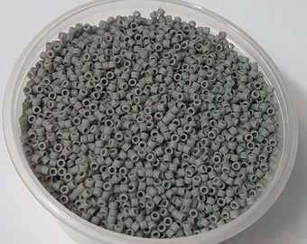 Perles de rocaille Miyuki 11/0 Delica 1,6 mm - Gris opaque mat DB761 - 10 grammes