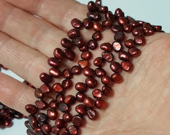 Perlas barrocas perforadas en los extremos laterales, 5 x 7 mm, teñidas en color arándano/borgoña - Tira de 40 cm