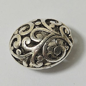 16 x 13 mm 花柄中空メタルオーバルビーズ、10個