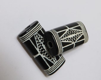 Contas retangulares gravadas em preto e branco 27x13mm - 10 unidades