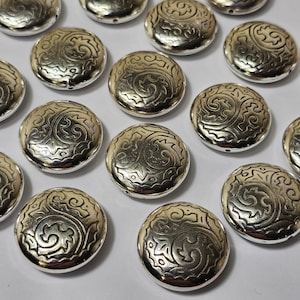 Può includere: Bottoni rotondi color argento con un design floreale a volute in rilievo. I bottoni sono disposti su una superficie bianca. Questi bottoni decorativi sono adatti per cucire, creare artigianato o aggiungere abbellimenti ai vestiti.
