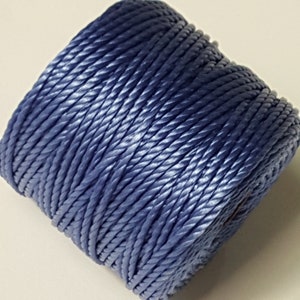 以下が含まれることがあります： クラフトやジュエリー作りに使用する、青いコードの糸巻きです。