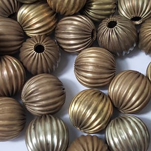 Cuentas redondas corrugadas de latón antiguo de 12 mm - 10 piezas