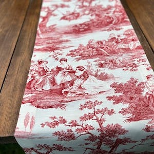 Pu&ograve; includere: Tovaglia da tavolo in toile rossa e bianca con un design country francese che presenta una scena pastorale con persone e alberi.