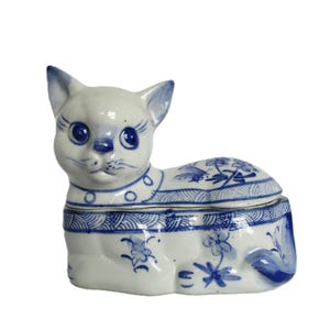 Chinoiserie Cat Box 5&quot; Vintage Cat Trinket Ceramic Cat Blue Floral Cat