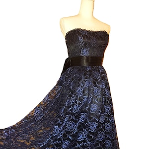 Vestido de fiesta vintage Gunne Sax XXS de satén con encaje negro y azul, sin tirantes y con vuelo 5