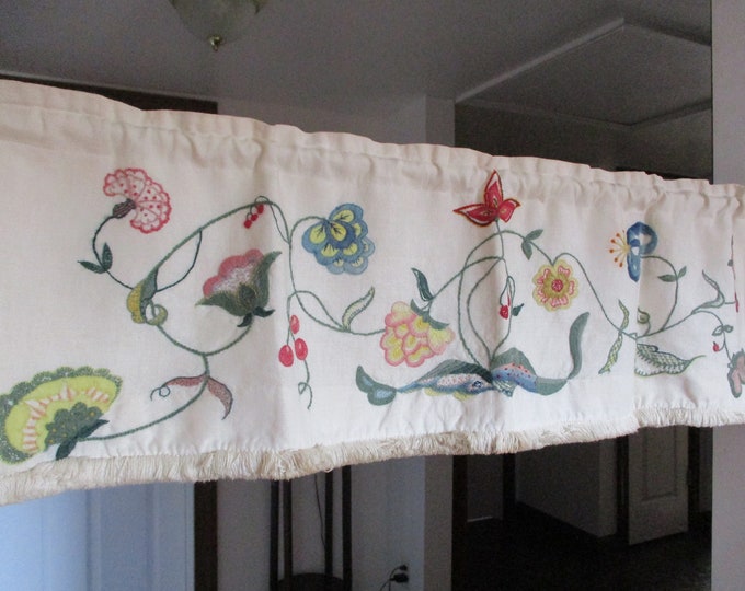 Broderie CREWEL Vintage Années 60-70 'Spring Basket' Cadre Bois 18x22 Pouces - US