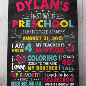 Puede incluir: Un cartel negro de pizarra con texto colorido anunciando el primer d&iacute;a de preescolar de Dylan en Learning Tree Academy el 31 de agosto de 2015. Incluye detalles como su edad, el nombre de su maestra, sus actividades favoritas y sus aspiraciones futuras.