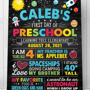 Puede incluir: Un cartel negro de pizarra con texto colorido que anuncia el primer d&iacute;a de Caleb en la escuela de preescolar en Learning Tree Elementary. El cartel incluye detalles como su edad, el nombre de su maestra y sus cosas favoritas, incluyendo naves espaciales, acampar y huevos verdes con jam&oacute;n. El cartel est&aacute; decorado con estrellas, planetas y un cohete.