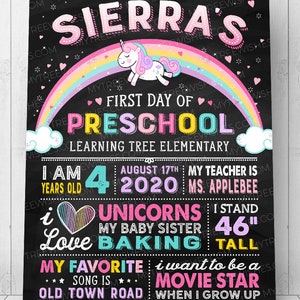 Puede incluir: Un cartel negro en forma de pizarra con un arco&iacute;ris y un unicornio. El cartel dice "Sierra's First Day of Preschool" e incluye detalles como la edad, el nombre del maestro y las cosas favoritas.