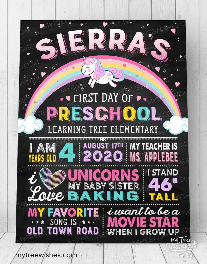Puede incluir: Un cartel negro en forma de pizarra con un arco&iacute;ris y un unicornio. El cartel dice "Sierra's First Day of Preschool" e incluye detalles como la edad, el nombre del maestro y las cosas favoritas.