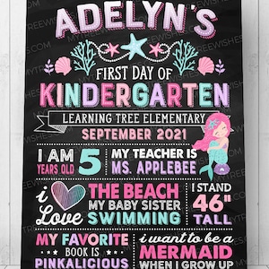 Puede incluir: Un letrero negro de pizarra con un tema de sirena para el primer d&iacute;a de jard&iacute;n de infancia. El letrero dice "Adelyn's First Day of Kindergarten" con una ilustraci&oacute;n de sirena y el texto "Learning Tree Elementary September 2021 I am 5 years old My teacher is Ms. Applebee I love the beach My baby sister 46" tall My favourite book is Pinkalicious I want to be a mermaid when I grow up".