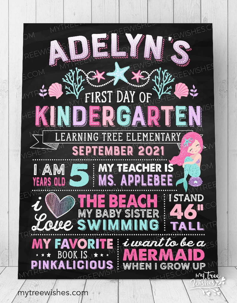 Puede incluir: Un letrero negro de pizarra con un tema de sirena para el primer d&iacute;a de jard&iacute;n de infancia. El letrero dice "Adelyn's First Day of Kindergarten" con una ilustraci&oacute;n de sirena y el texto "Learning Tree Elementary September 2021 I am 5 years old My teacher is Ms. Applebee I love the beach My baby sister 46" tall My favourite book is Pinkalicious I want to be a mermaid when I grow up".