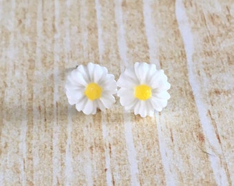 10mm Daisy Stud Earrings