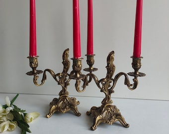 Pareja francesa vintage de candelabros/candelabros de bronce de estilo Luis XV, ornamentados y llamativos, de mediados de siglo.