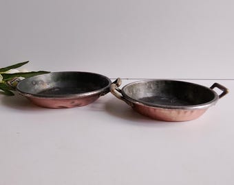 Coppia di pirofile rotonde in rame, con manici in ottone, stile vintage francese.