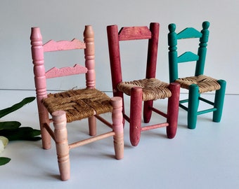 Petite chaise en bois vintage française, taille poupée avec siège en roseau, vers le milieu du siècle.