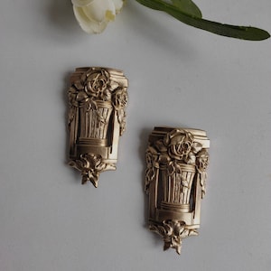 Paar kleine Giebel aus vergoldeter Bronze, Stil Louis XV / Louis XVI mit Befestigungen, um 1900.