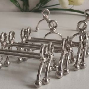 Französisches Vintage Set mit 6 Messerbänken, stilvolles Design mit Herstellerstempeln, etwa Mitte des Jahrhunderts.