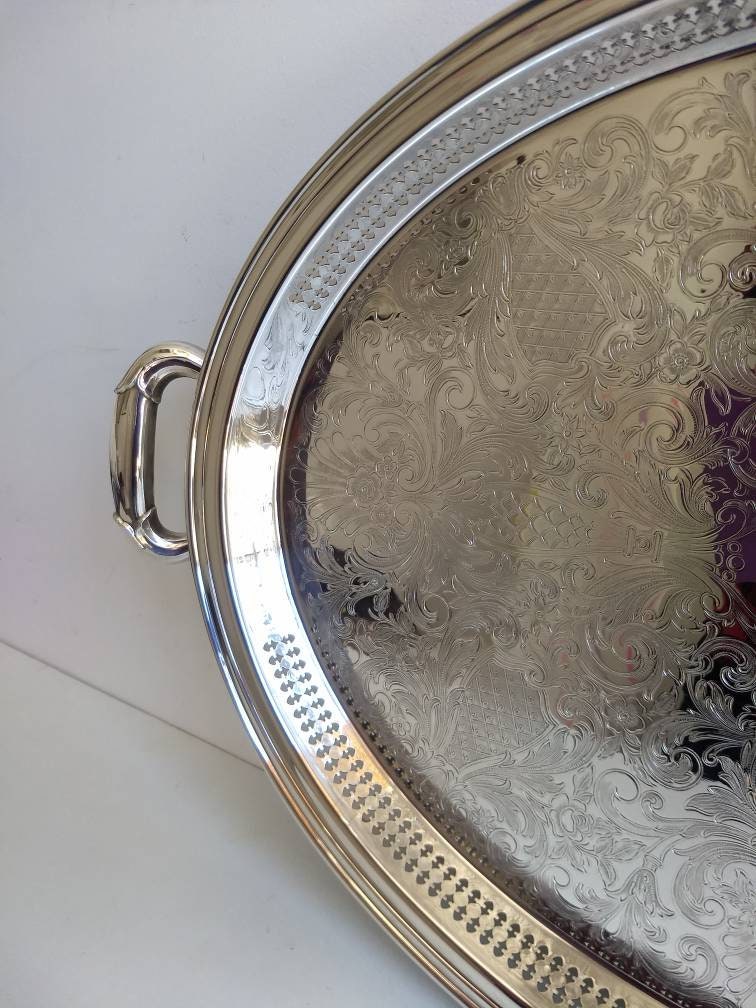 Grand Ovale, Plaqué Argent Newport Gorham Servant/Plateau de Galerie avec Un Design Orné et Deux Poi
