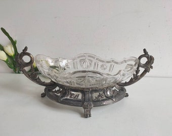 Plato antiguo de cristal francés con base de metal plateado, diseño decorativo Luis XVI / Luis XV, circa 1900.