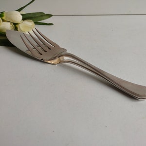 Fabulous vintage French Christofle fish servers, Art Deco, model America, silver plated fish service, circa 1930s.