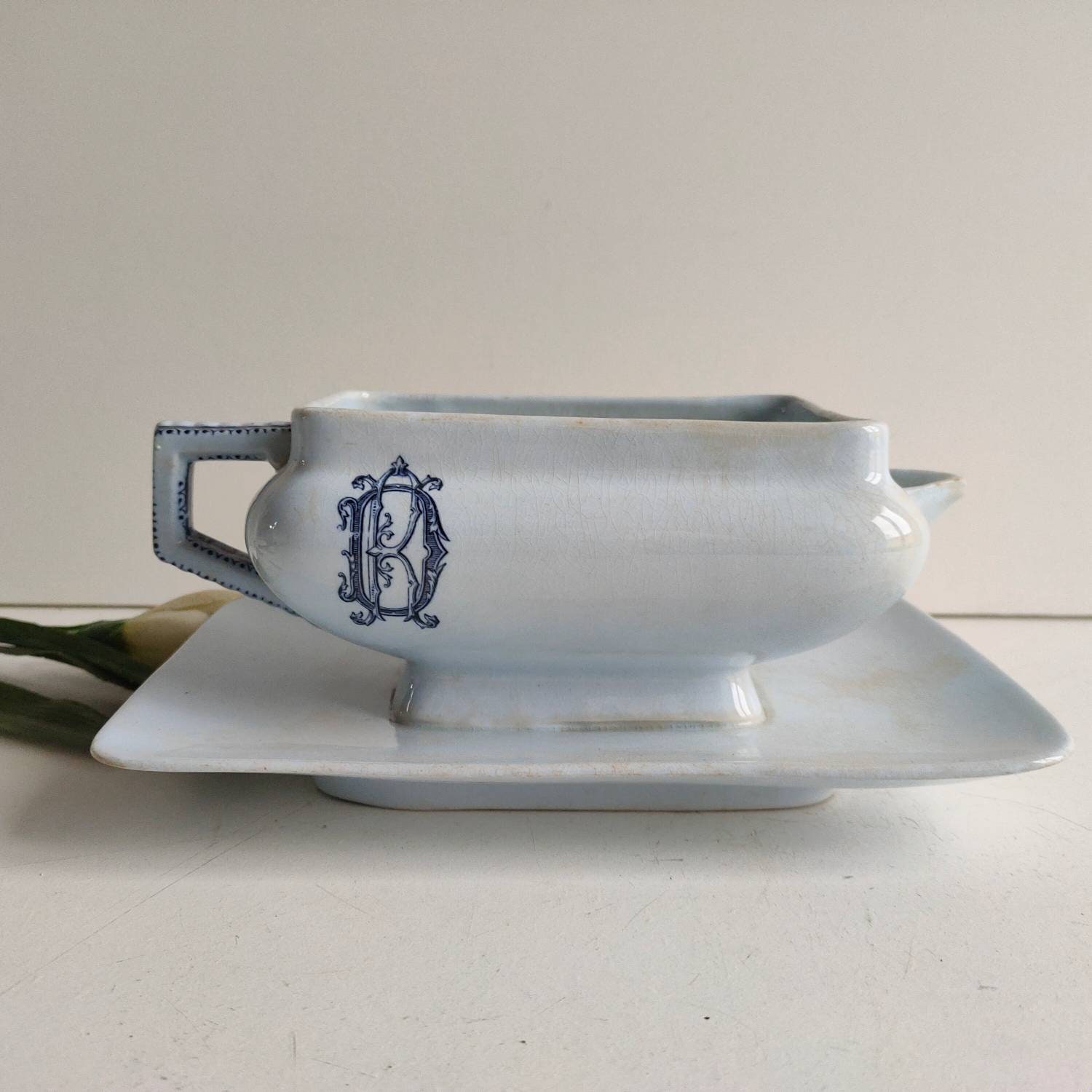 Français Bateau de Sauce/Antique, Bleu avec Monogramme Foncé R D, Vermont Blanchet Paris, Vers 1900.